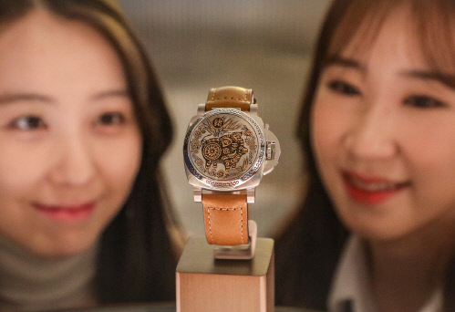 [포토] 현대百, 전세계 88개 한정 제작 '황금돼지' 시계 단독 공개