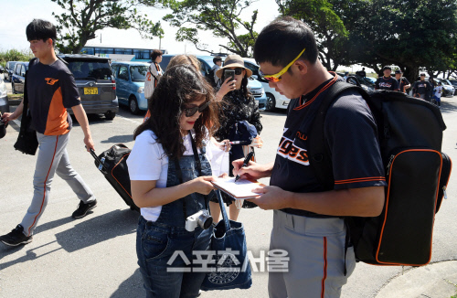 한화 하주석... 출근길 사인은 정성스럽게 [포토]