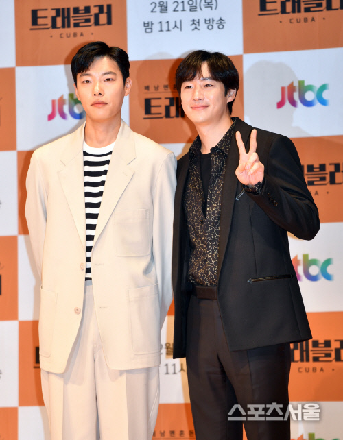 JTBC '트래블러' 이제훈과 류준열, 하트퐈이야![포토]