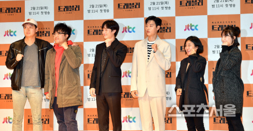 '트래블러' 류준열과 이제훈 '제작진과 주먹불끈'[포토]