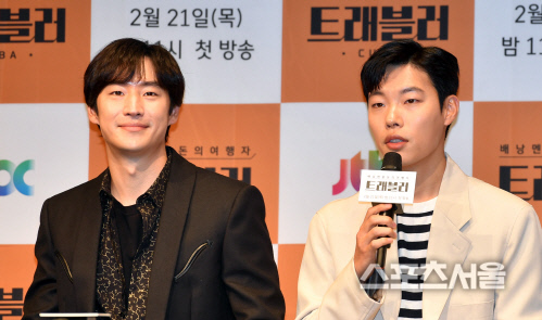 질문에 답하는 '트래블러' 이제훈[포토]