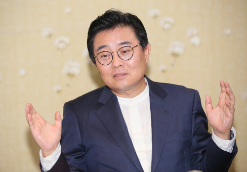 수억 원 ‘뇌물수수’ 전병헌 전 의원 1심 징역 6년…법정구속은 면해