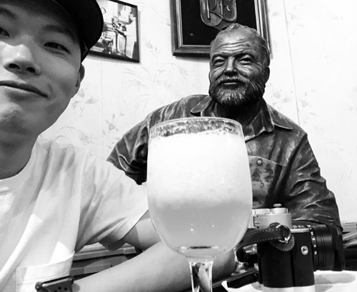 '트레블러' 류준열, 헤밍웨이 동상과 함께한 쿠바 인증샷[★SNS]