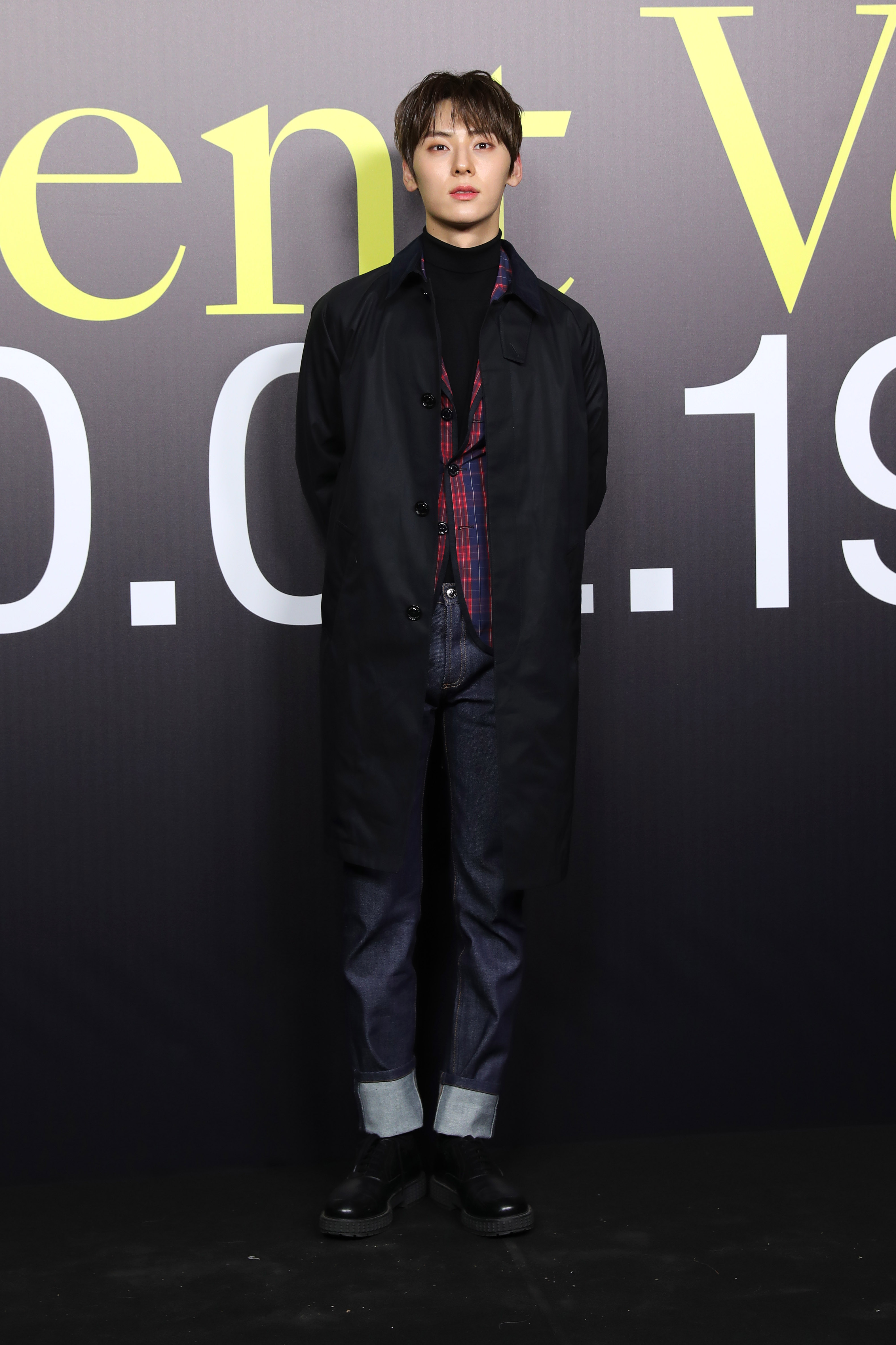 황민현, 밀라노 패션 위크 참석...뉴이스트 활동 본격화