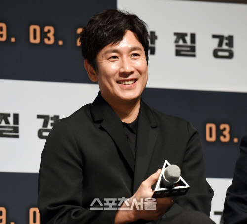 [포토] 이선균, 미소꽃 핀 '악질경찰'