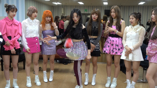 걸그룹 웨이브에 녹아내린 '제기왕 이천수'…이젠 뮤직뱅크 접수한다