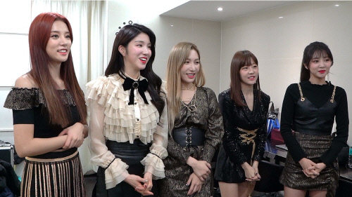 제기왕 이천수를 웃으며 반기는 라붐[사진=H ENT]