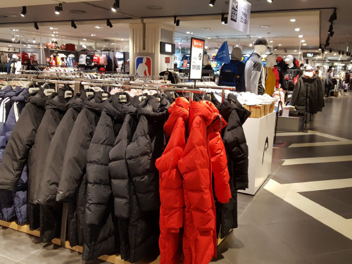 아웃도어업계 롱패딩 배신에 울상, 재고처리에 머리아파~