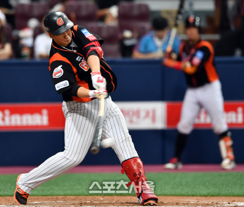 두번째 타석 안타로 출루하는 이대호, 느낌이 오지![SS포토]