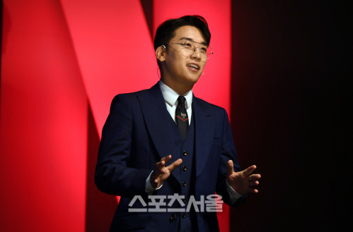 유리홀딩스 측 "승리 '성접대 의혹' 카톡 사실무근, 수사 의뢰 예정"