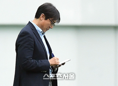 [포토] FC서울 황선홍 감독, 꼼꼼히 기록해야겠어...