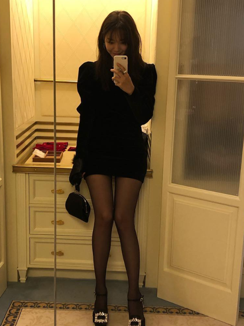 신민아, 밀착 드레스 입고 뽐낸 '각선美'[★SNS]