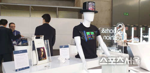[MWC 2019]최초 폴더블폰 만든 로욜, 티셔츠부터 모자까지 입는 플렉서블 기술 뽐내