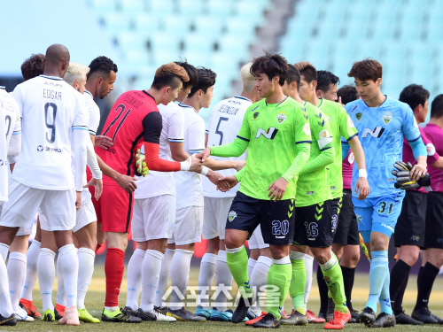 [포토] 개막전에서 만난 이동국-조현우, 무승부로 승부 못 가려