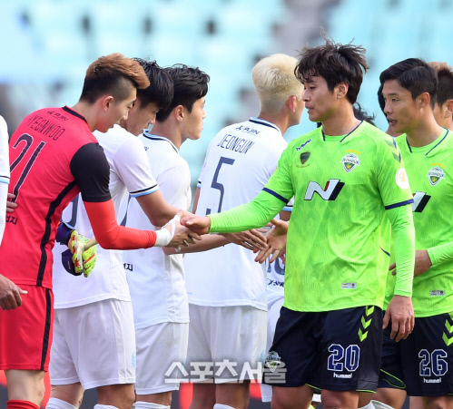 [포토] 이동국-조현우, 창과 방패의 대결은 무승부로 끝나