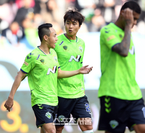 [포토] 문선민과 이야기 나누는 이동국