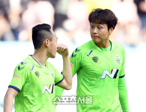 [포토] 이동국, 문선민에 따뜻한 형님 눈빛