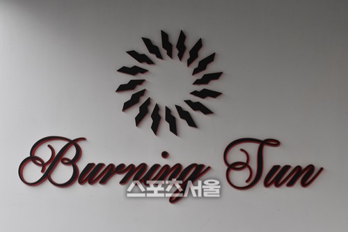 경찰 측, "버닝썬 마약 투약·유통 10여명 입건…승리 카톡 원본無"