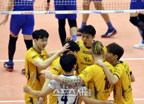 [포토] KB손보, 드라마같은...대역전승!