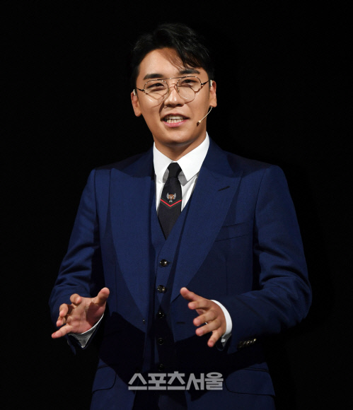 경찰, '성접대 의혹' 승리 카톡 확보 "진위 여부 수사 중"