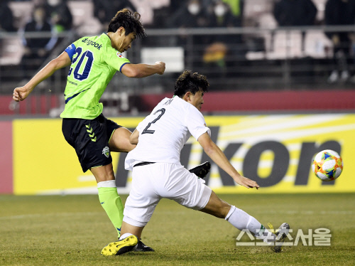 [포토] 베이징 김민재, 이동국의 슈팅을 막아...?
