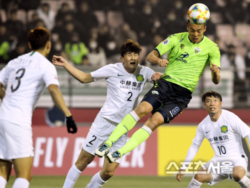 [포토] 전북 김신욱, 김민재 제치고...헤더로 추가골!