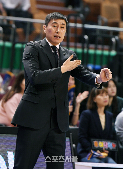 마지막 홈경기 패배 삼성 이상민 감독 "턴오버로 자멸 아쉽다"