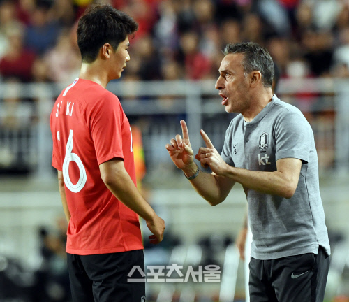 [포토] 벤투 감독, 기성용을 향한 믿음!