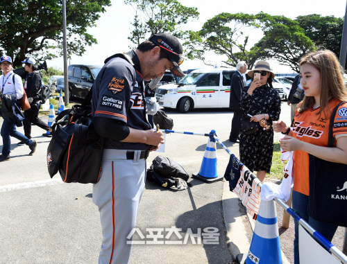 한화 한용덕 감독...사인은 정성스럽게 [포토]