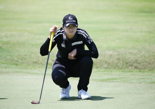 박성현 3번홀 신중하게 그린을 살피고 있다