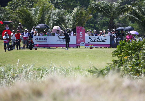 박성현 5번홀 갤러리 틈에서 티샷 날리고 있다