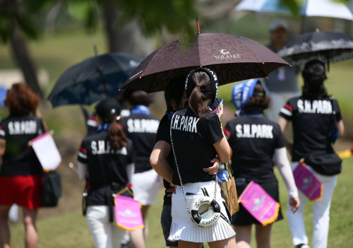 남달라 팬클럽이 박성현을 따라 이동하고 있다