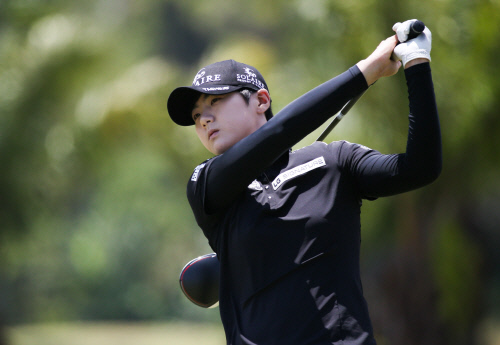 박성현 2번홀 드라이버 티샷 날리고 있다