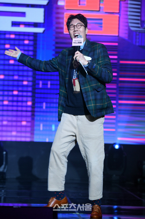 [포토] 홍진영 쇼케이스 보는 김영철 '따르릉~'