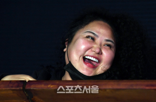 [포토] 홍진영 쇼케이스 응원 온 홍선영 '플레시 세례에 함박 웃음'