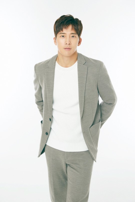 '김태희와 한솥밥'…배우 이완, 비에스 컴퍼니와 전속계약(공식)