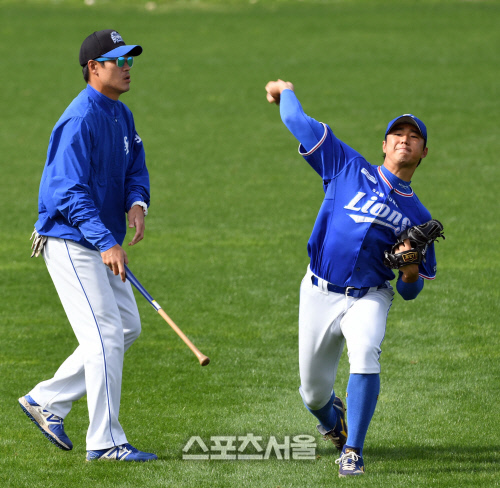 정현욱...최충연 밀착 지도중 [포토]