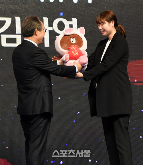 WKBL정규리그 시상식 퓨처스리그 MVP 김나연 [포토]
