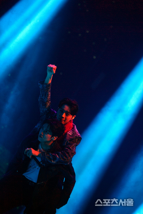 '우석X관린' 타이틀곡 마무리는 동생 업어주기![포토]