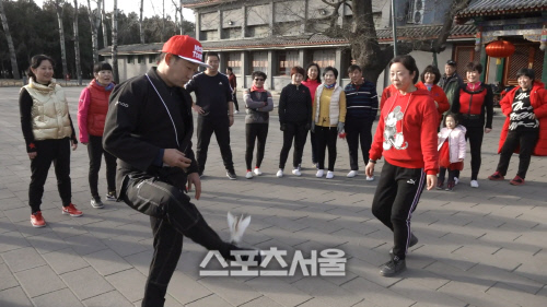 이천수, 중국 제기 고수들에 '월클' 인정받다…"이것은 곡예"