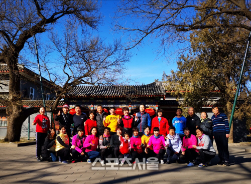 제기왕 이천수 중국 원정 단체사진[사진=H ENT] (1)