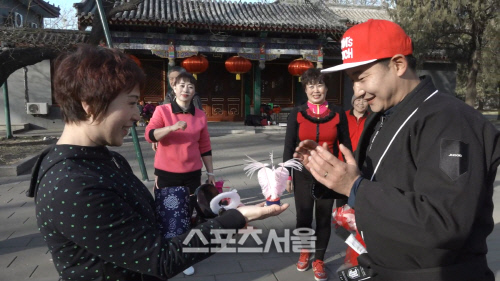 중국 전통제기를 선물받은 이천수[사진=H ENT][8206]