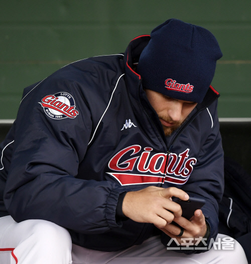 [포토] 롯데 톰슨, 야구기사...보나요?