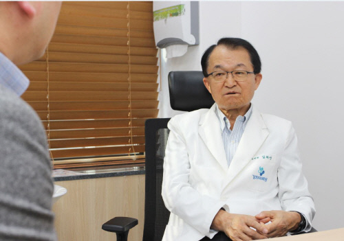 김의신 박사가 암환자 보호자와 상담을 진행하고 있다