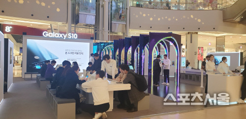 혜택 늘리는 삼성 VS 가격인하 정공법 택한 LG…초반 승기 누가 잡을까?