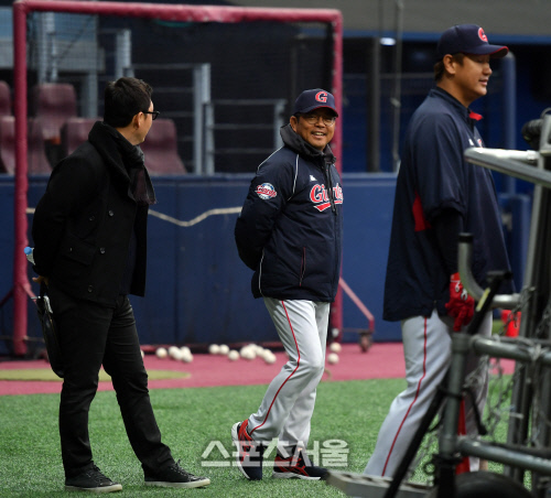 김정준 해설위원과 이야기 나누는 롯데 양상문 감독[포토]