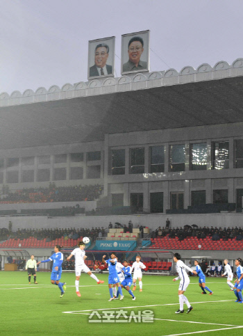 호주 선수의 평양 원정 후기 "베컴 자서전까지 검사…이상한 경험이었다"