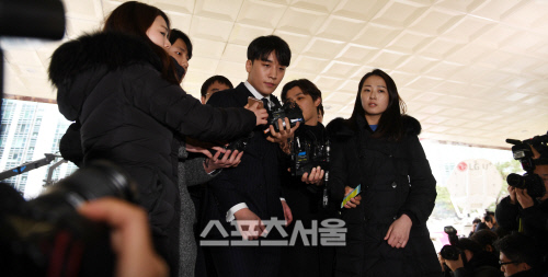 [포토] 승리, \'성매매 알선\' 피의자로 경찰 소환