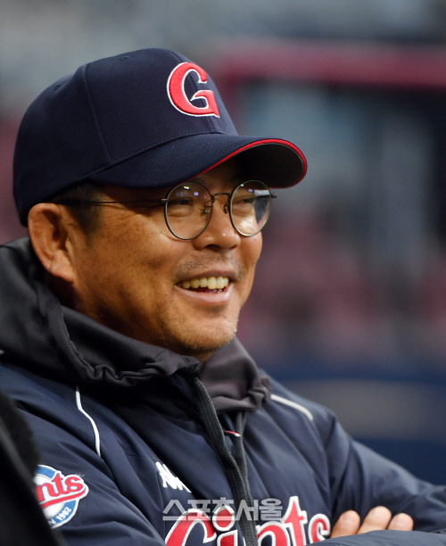 롯데 양상문 감독, 선수들 살피며 시즌구상[포토]