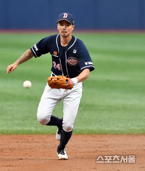 [포토]김규민 내야땅볼 처리하는 오재원